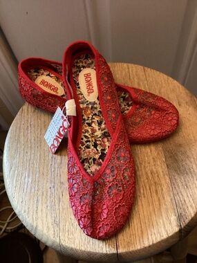 Women’s NEW BONGO size 9 RED floral lace slip on flats Emelia